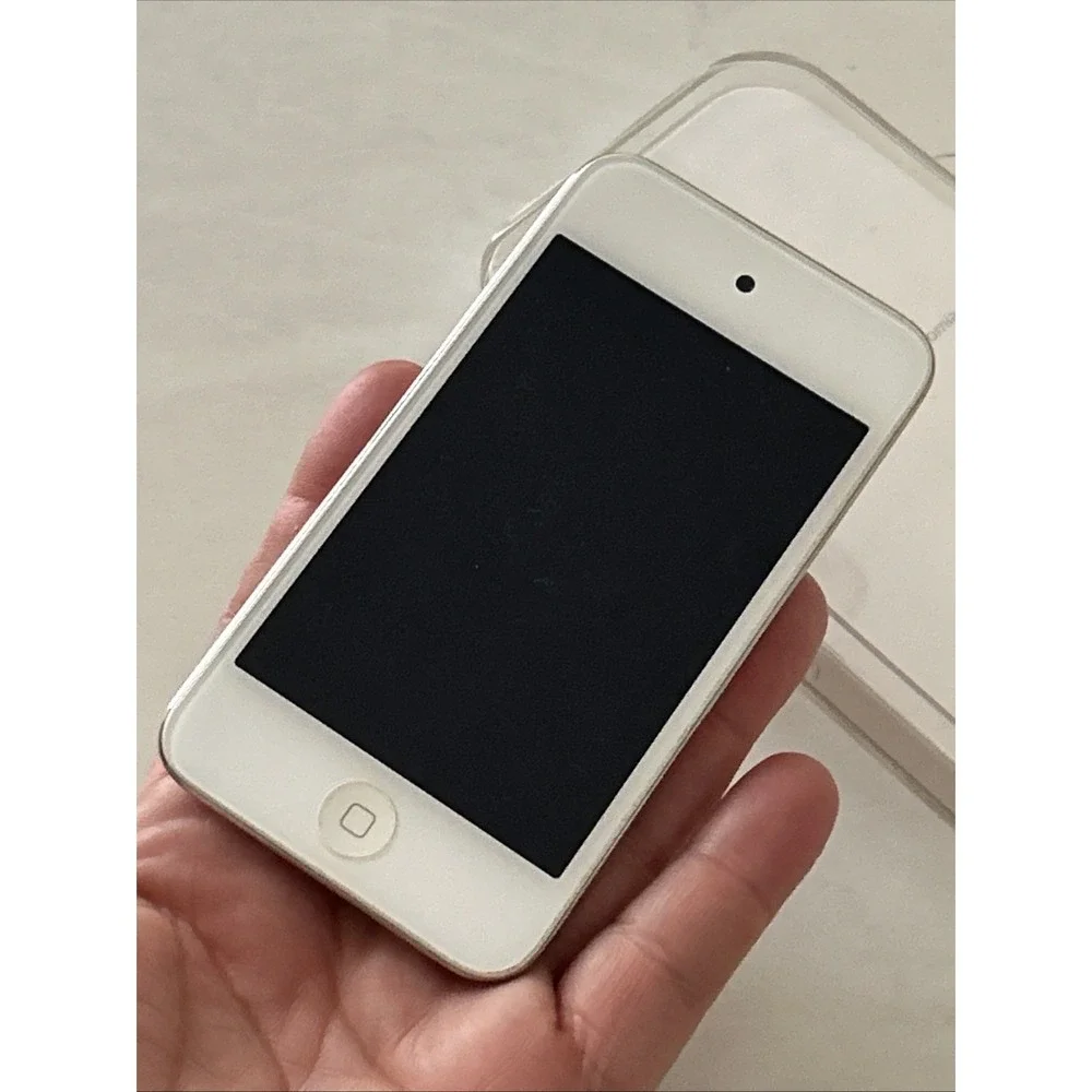 2011 Apple iPod touch A1367 8 GB - 4th Generation - White (MD057LL/A)